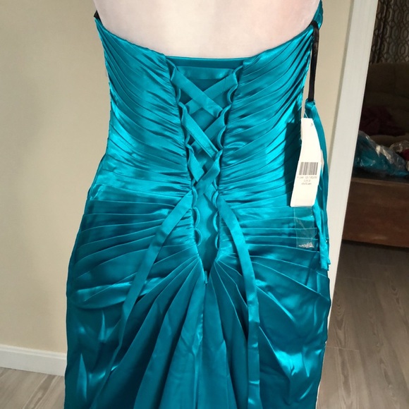 Satin gathered bodice with train - Picture 13 of 15